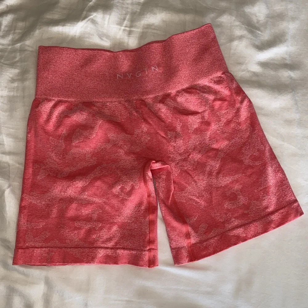 NVGTN Camo Seamless Shorts in Coral Pink - Picture 2 of 5
